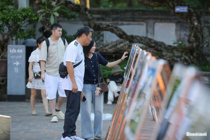 Ngày trong chiều 6-10, triển lãm ảnh "Hà Nội trong tôi" đã thu hút sự chú ý của người dân và du khách đang tham quan Văn Miếu - Quốc Tử Giám.