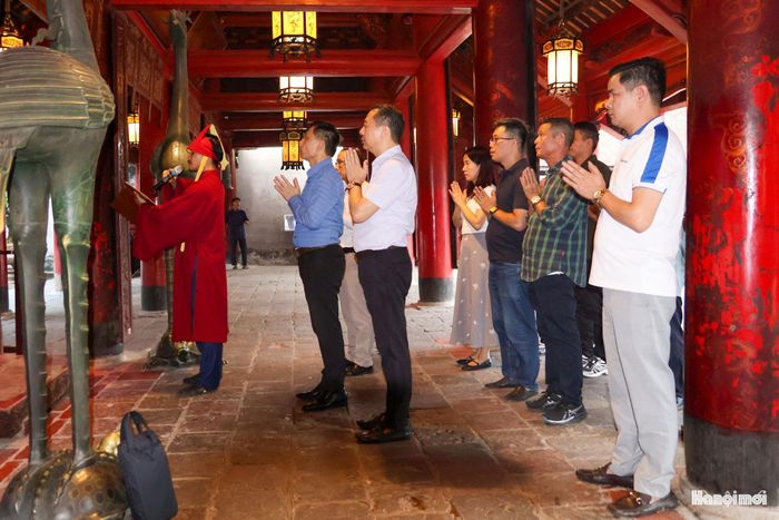 Trong chiều 6-10, đại diện Ban Giám đốc cơ quan Báo và Phát thanh, Truyền hình Hà Nội đã thực hiện dâng hương tại khu du tích Quốc gia đặc biệt Văn Miếu - Quốc Tử Giám.