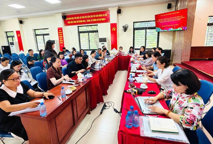 Đoàn kiểm tra hồ sơ bán trú của 11 trường học. Ảnh: CTV