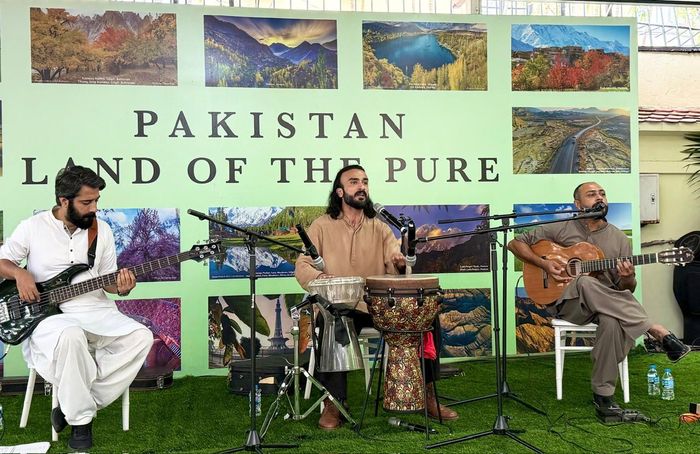 Ban nhạc Saaki nổi danh ở Pakistan với các nghệ sĩ Hammad Khalid (bass), Usman Shakeel (vocalist, nhạc công bộ gõ) và Ali Hamdani (vocalist, guitar). Ảnh: Kiều Thoan Thu