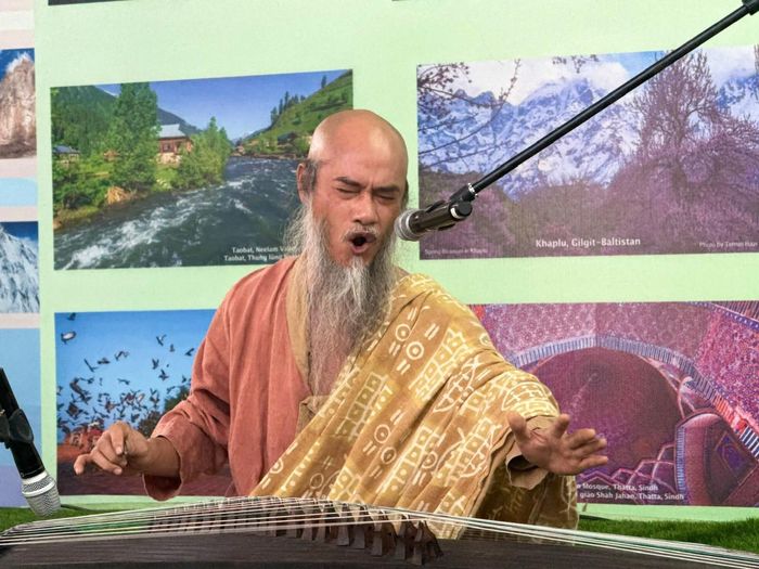 TS. Trịnh Thắng, nhạc công, họa sĩ, bác sĩ, võ sư, sáng lập phương pháp thiền dưỡng sinh Dịch Tâm Thể, sự kết hợp giữa y học, võ học, yoga, khí công và thiền nhằm nâng cao sức khỏe thân - tâm. Ảnh: Kiều Thoan Thu