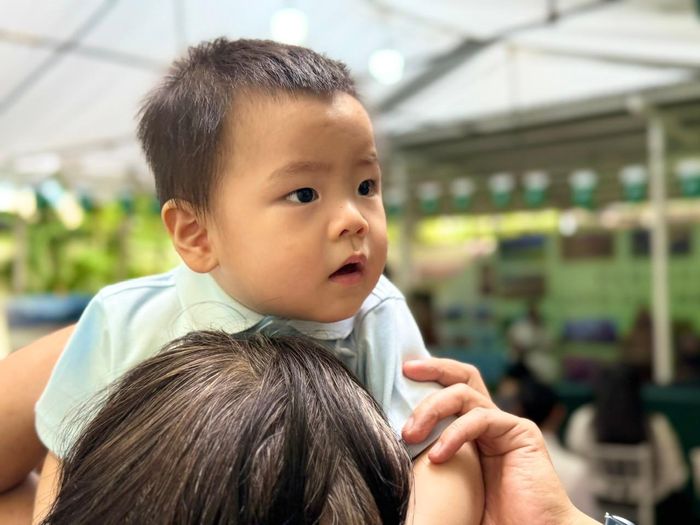 Bé Nguyễn Trọng Minh An, 1 tuổi, rất chăm chú với buổi biểu diễn. Ảnh: Kiều Thoan Thu