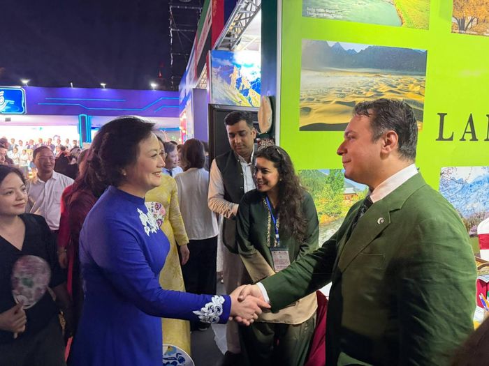 Đại sứ Pakistan tại Việt Nam Kohdayar Marri (phải) bắt tay Phó Thủ tướng Phạm Thị Thanh Trà (trái) tại Lễ hội Văn hóa Thế giới lần thứ hai tại Hà Nội. Ảnh: ĐSQ Pakistan