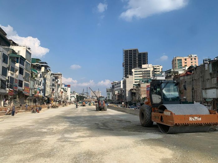 Nhà thầu tiến hành thảm mặt đường Vành đai 1 đoạn Hoàng Cầu - Voi Phục. Ảnh: Tuấn Lương.