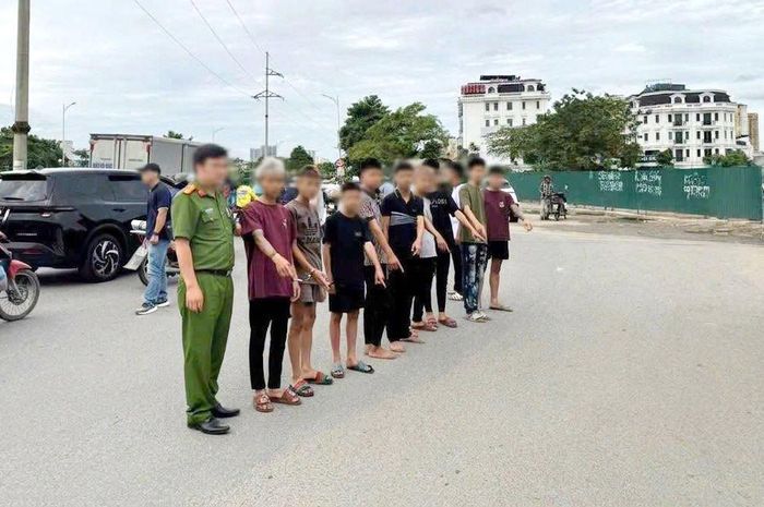 Các đối tượng tại hiện trường vụ ném vỏ chai bia gây thương tích cho người tham gia giao thông ở vòng xuyến Phúc La - Văn Khê. Ảnh: CAKH