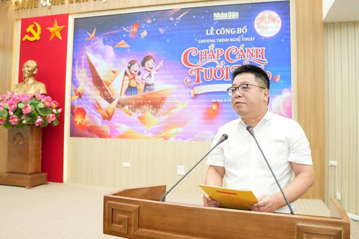 Nhà báo Quế Đình Nguyên, Phó Tổng Biên tập Báo Nhân Dân chia sẻ về chương trình. Ảnh: Báo Nhân Dân