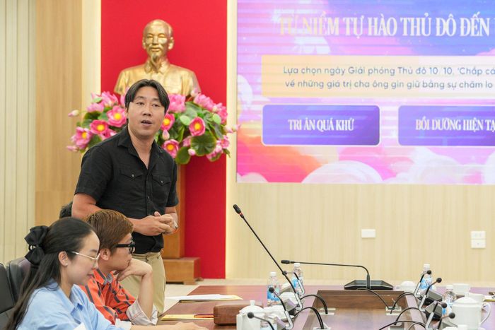 Giám đốc sáng tạo Vũ Liêm chia sẻ về việc thực hiện chương trình. Ảnh: Báo Nhân Dân