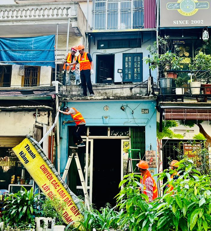Cơ quan chức năng tiến hành tháo dỡ một số công trình của các hộ gia đình đã hoàn tất các thủ tục bàn giao mặt bằng. Ảnh: ND