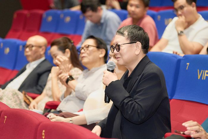 Các nghệ sĩ đánh giá cao tinh thần dám dấn thân và kỳ vọng vào những thành công của Đặng Ngọc Anh với dòng nhạc thính phòng trong thời gian tới. Ảnh: Ban tổ chức