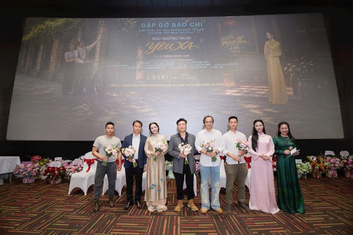 Ca sĩ Đặng Ngọc Anh (thứ 2 từ phải qua) tặng hoa tri ân ekip làm album và MV. Ảnh: Ban tổ chức