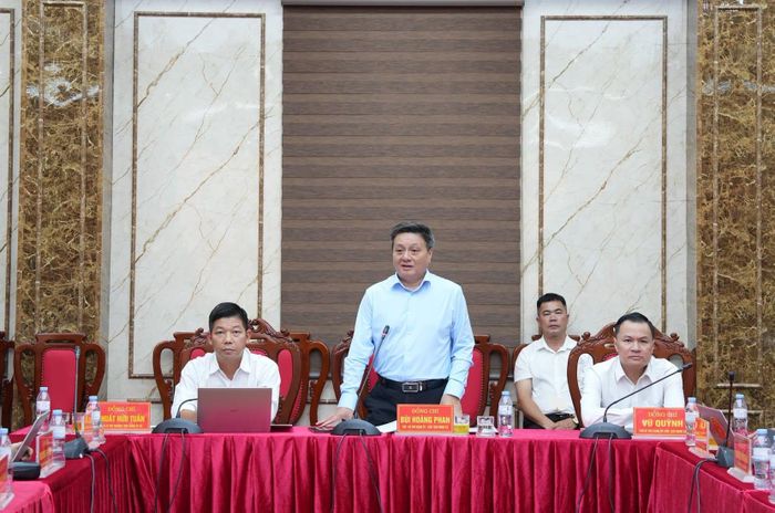 Đồng chí Bùi Hoàng Phan, Bí thư Đảng ủy, Chủ tịch HĐND xã Thanh Oai phát biểu tại hội nghị. Ảnh: PV