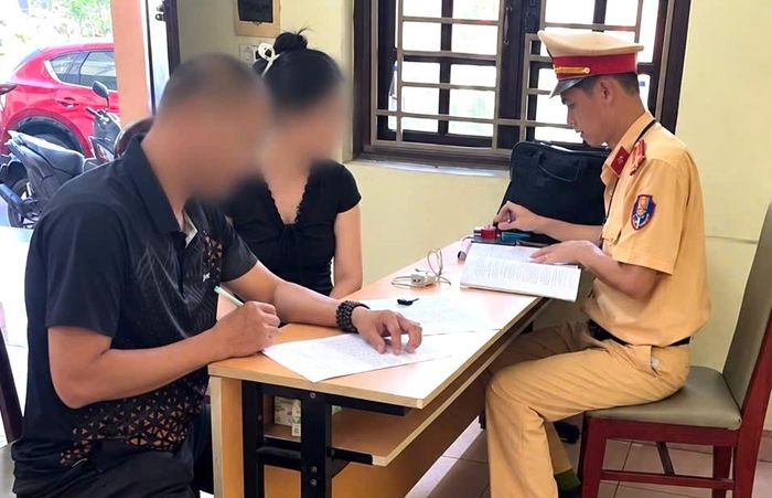 Lực lượng công an làm việc với trường hợp vi phạm. Ảnh: Cơ quan Công an.