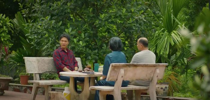 Khánh trình bày ý tưởng tập trung vào tái chế đồ gỗ cũ với bố mẹ. Ảnh VTV