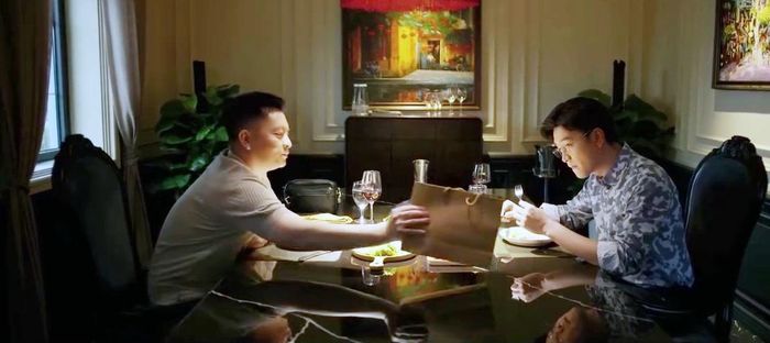 Vương đưa Tùng 400 triệu để được hậu thuẫn trúng thầu. Ảnh VTV
