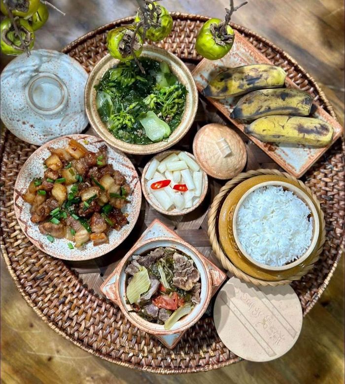 Thịt ba chỉ rang cháy cạnh là món ăn đặc trưng được nhiều gia đình lựa chọn khi tìm món ngon mùa thu.