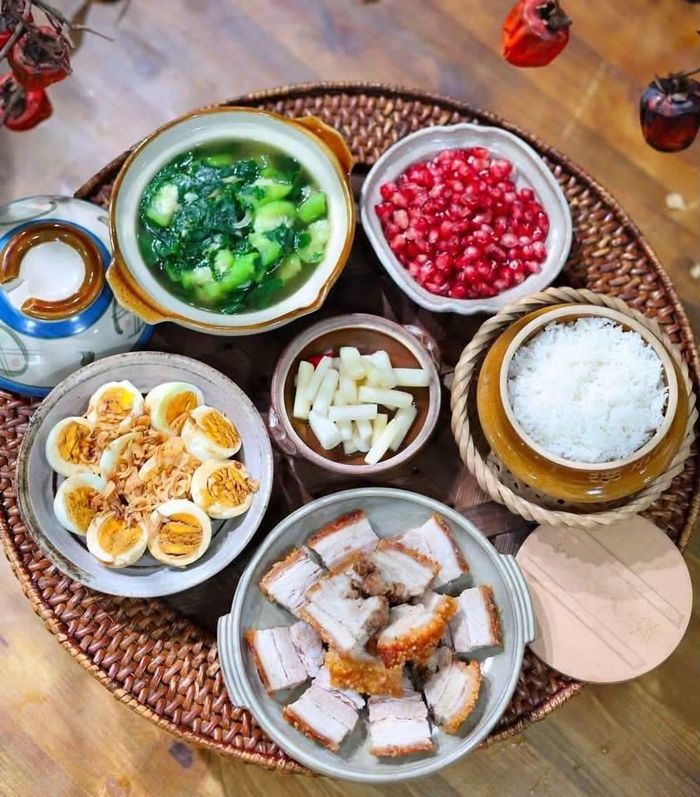 Thit ba chỉ quay giòn bì kèm rau xanh và canh nóng là gợi ý món ngon mỗi ngày cho cuối tuần.