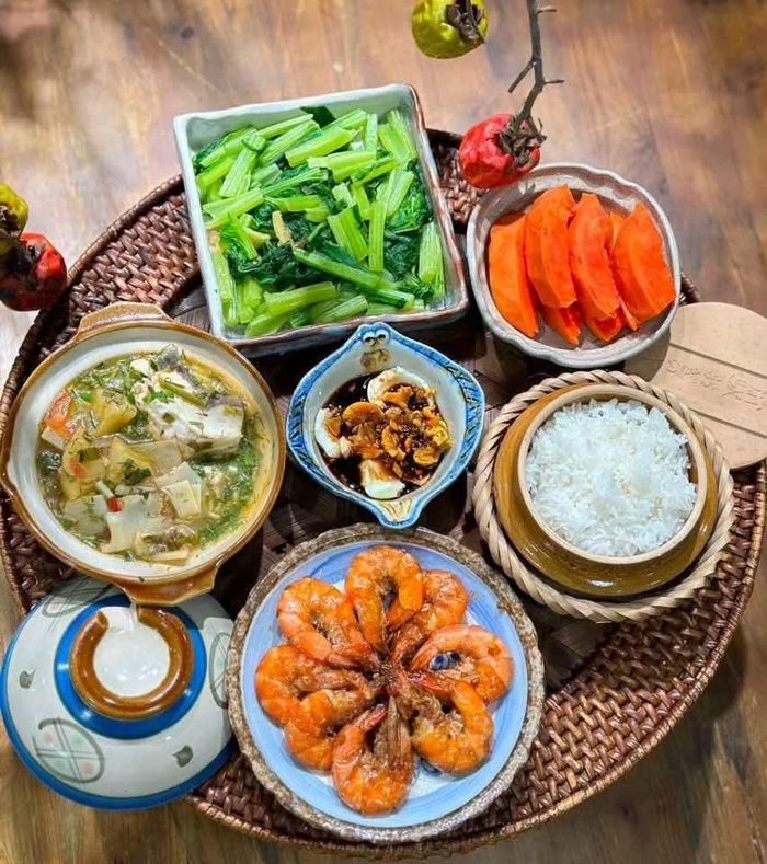 Canh cá nấu chua thanh ăn cùng các món rau tạo nên mâm cơm gia đình ấm cúng ngày thu.