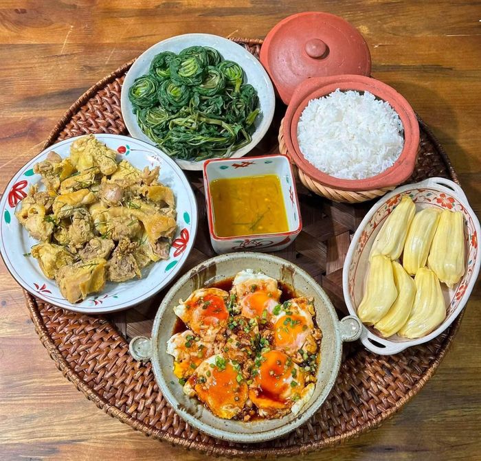 Mâm cơm gia đình ngày thu với món mặn đậm vị, rau xanh và canh thanh nhẹ, phù hợp cho bữa tối.