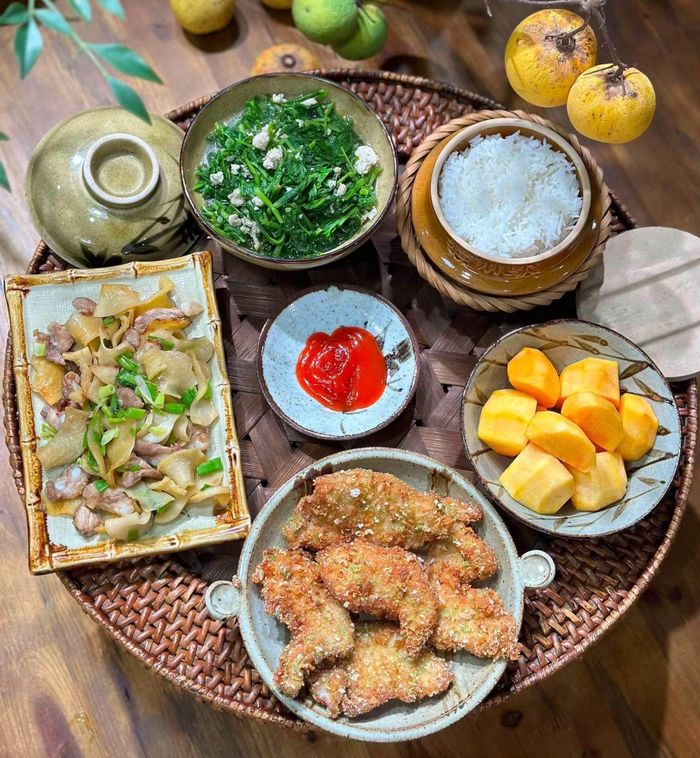 Những món ăn quen thuộc được kết hợp hài hòa, tạo nên mâm cơm gia đình vừa đẹp mắt vừa hấp dẫn.
