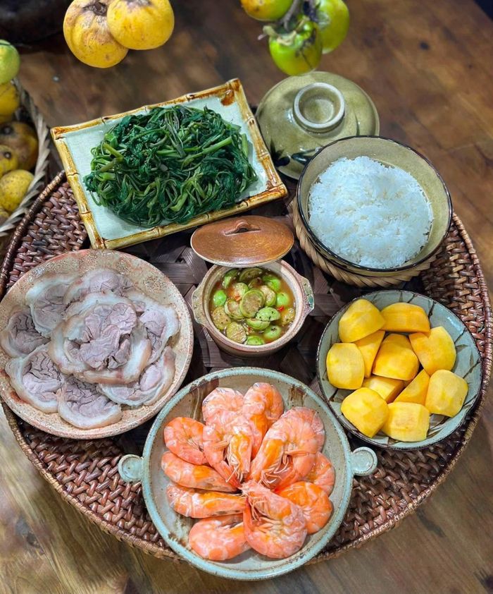 Một mâm cơm mùa thu đơn giản với những món ăn quen thuộc, phù hợp cho bữa cơm gia đình.