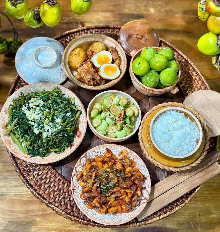 Những món ăn đậm miền quê kết hợp cà muối tạo nên món ăn đơn giản nhưng ấm cúng trong mâm cơm gia đình, nhìn thôi cũng thấy nhớ quê nhà.