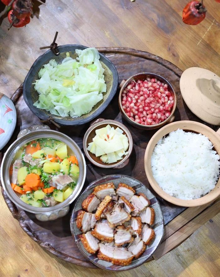 Thịt ba chỉ quay giòn bì kết hợp với canh xương rau củ tạo nên thực đơn mùa thu vừa bắt mắt vừa dễ ăn.