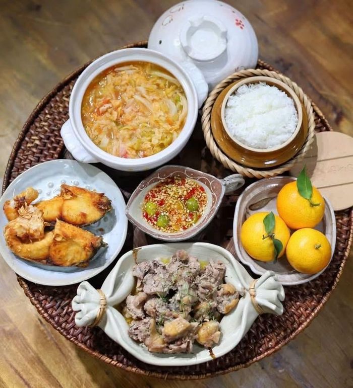 Thịt gà rang đậm đà kết hợp cùng món rau và canh tạo nên mâm cơm mùa thu hấp dẫn.