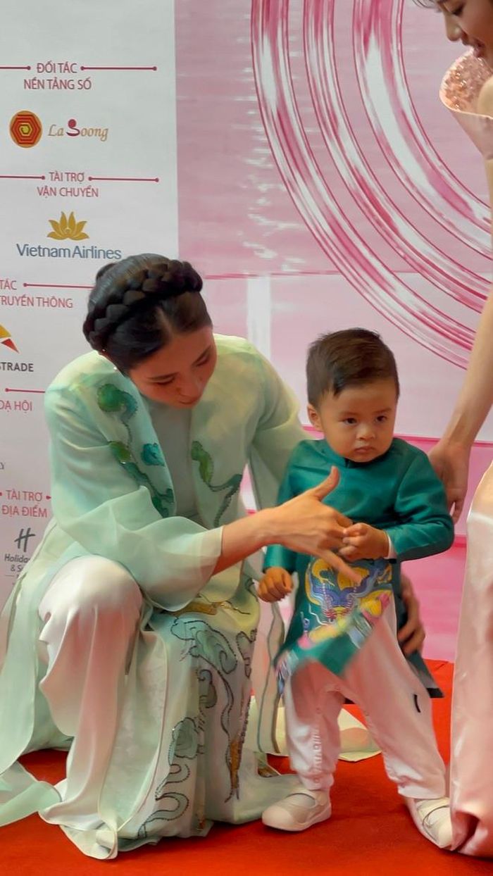 Đáng chú ý, Ngọc Hân bế con trai - bé Pi đến thảm đỏ họp báo. Người đẹp họ Đặng chỉn chu hình ảnh cho con trai.