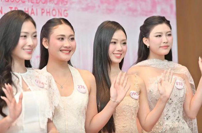 Các thí sinh chuẩn bị trang phục lộng lẫy, bước vào buổi họp báo công bố Chung khảo toàn quốc. Đây là chặng quan trọng trước khi cuộc thi bước vào vòng chung kết.