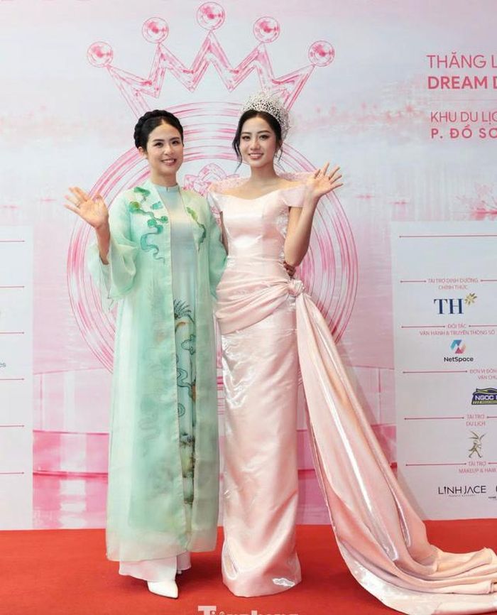 Hoa hậu Việt Nam 2010 Đặng Thị Ngọc Hân hội ngộ với Hà Trúc Linh trên thảm đỏ.