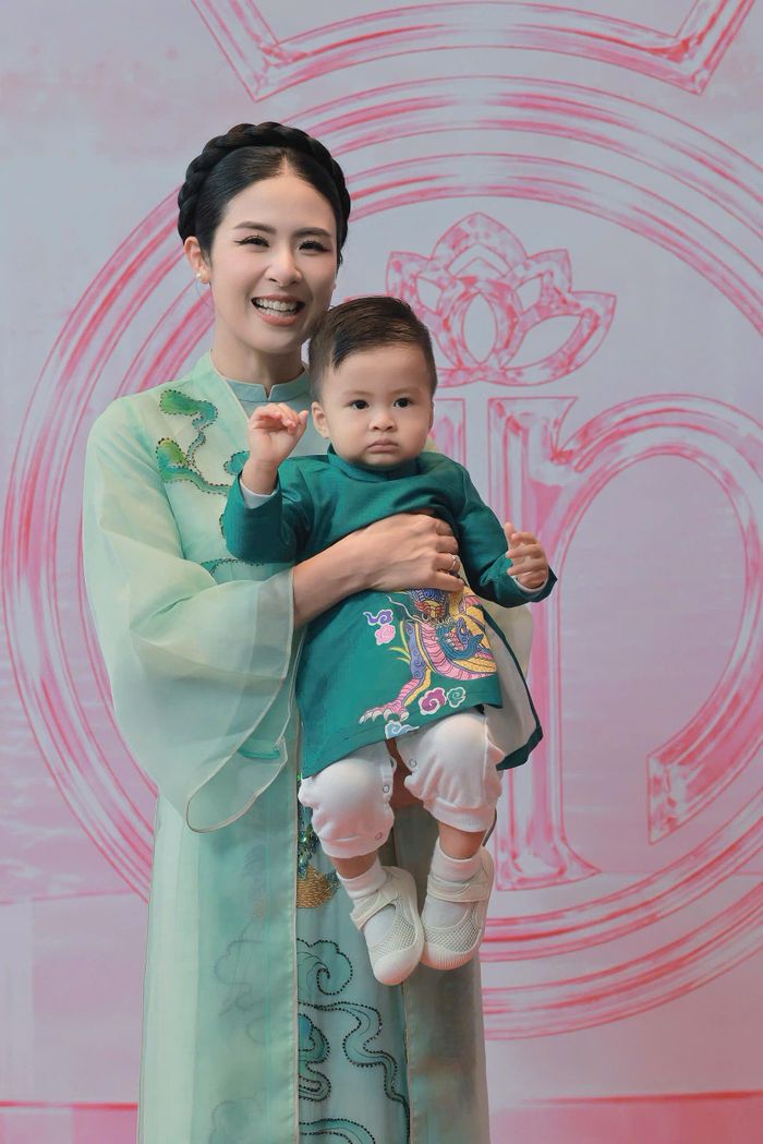 Con trai hơn 1 tuổi của Ngọc Hân khá dạn dĩ khi lần đầu xuất hiện tại sự kiện đông người.