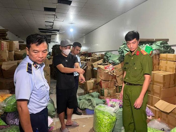 Đối tượng Nguyễn Quang Đạt (đeo khẩu trang) tại hiện trường. Ảnh: CAHN