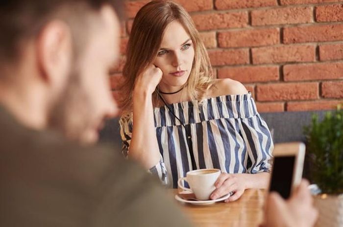 Không dễ dàng để vượt qua cảm giác thất tình sau khi kết thúc một tình yêu. Vì thế một số người khó có thể chấp nhận thực tế và cố gắng níu kéo người yêu cũ quay lại. Ảnh minh họa