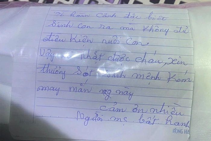 Lá thư ký tên “người mẹ bất hạnh” được để lại cùng bé gái sơ sinh. Ảnh: Mai Hương