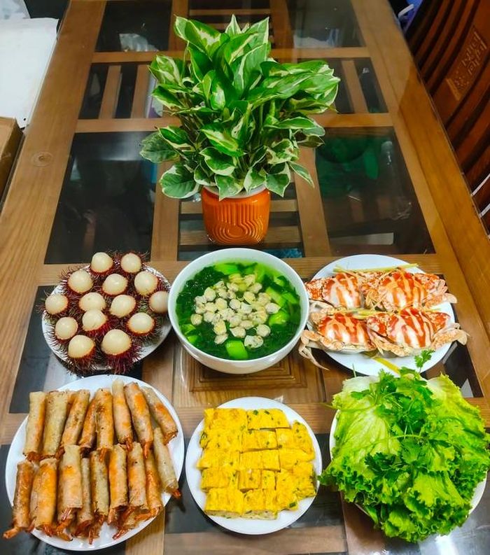 Chả ram, trứng rán, ghẹ hấp và canh ngao nấu bí.