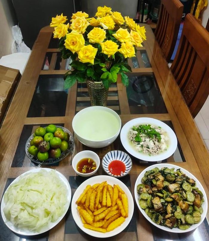Thịt xào cà, khoai tây chiên, rau luộc, canh khoai thịt bằm.
