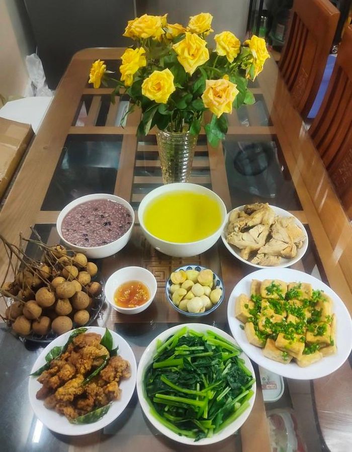 Cháo đỗ đen, đậu sốt mắm, thịt rán, gà luộc, rau cải luộc.