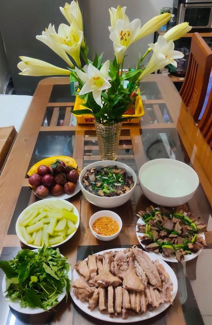 Canh miến, gan luộc, lòng mề cuộn hành, bí luộc.