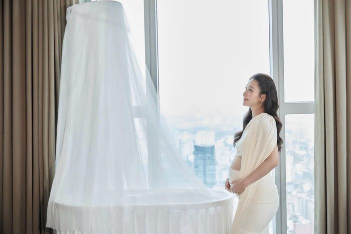 Dù đang mang thai, nữ diễn viên vẫn giữ được thần thái cuốn hút, trang phục giúp cô trông gọn gàng và chỉn chu. Nhiều người dành lời khen cho diện mạo của Khả Ngân và cho rằng, nữ diễn viên ngày càng rạng rỡ khi bước vào một dấu mốc mới của cuộc sống.