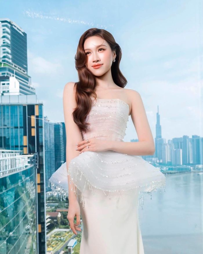 MC Thanh Thanh Huyền chia sẻ khoảnh khắc xinh tươi, cuốn hút khi tham gia một sự kiện với vai trò làm MC. Người đẹp đúc rút kinh nghiệm của một MC kỳ cựu bên ngoài sự hào nhoáng còn phải chuẩn bị rất nhiều thứ trước khi bước lên sân khấu.