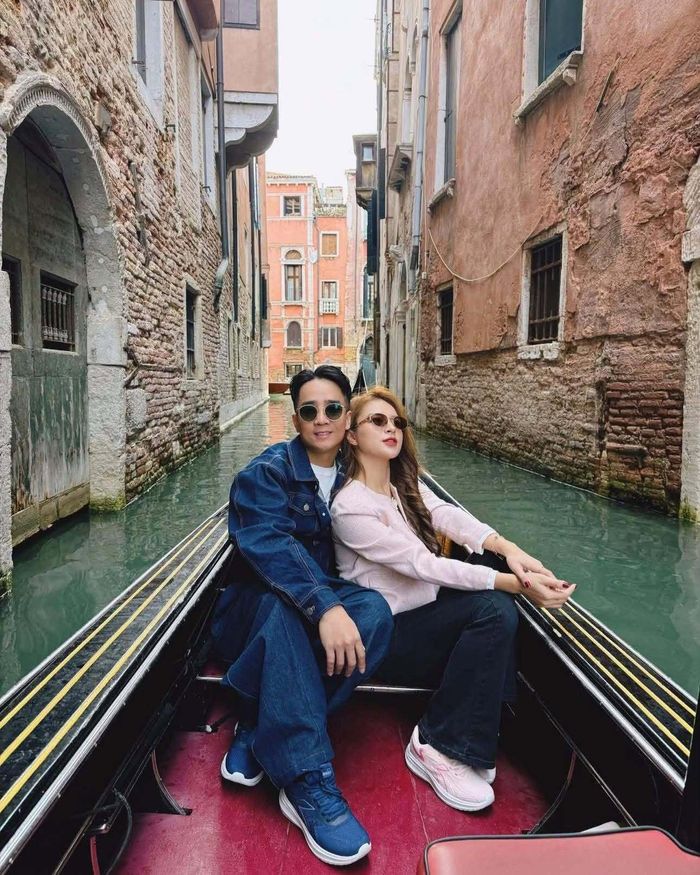 Đỗ Duy Nam đăng tải hình ảnh tình tứ bên bà xã trong chuyến du lịch tại Venice.