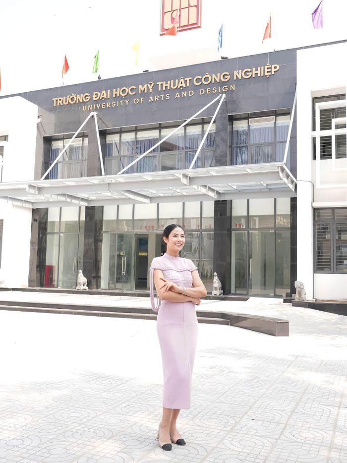 Hoa hậu Ngọc Hân vui mừng chia sẻ hình ảnh và báo tin đã chính thức ký hợp đồng trở thành giảng viên Khoa Thời trang - MTCN, Trường Đại học Mỹ thuật Công nghiệp.