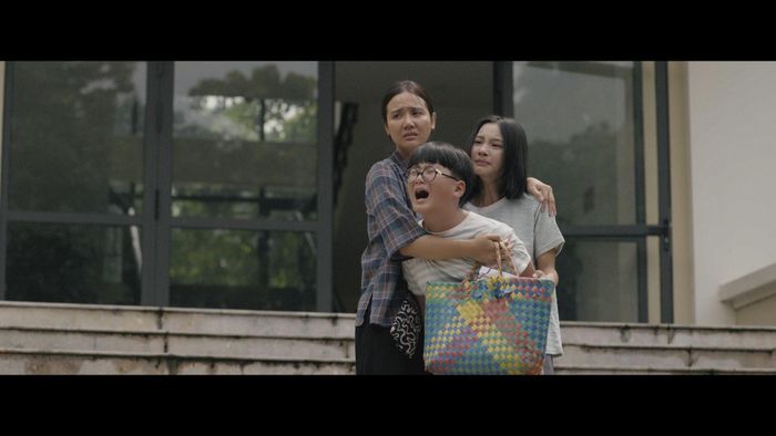 Huyền Lizzie vào vai Hạnh, là phụ nữ bán rau ngoài chợ, tảo tần nuôi hai con.