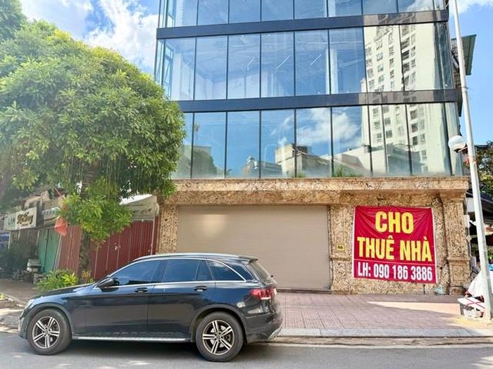 Nhiều cửa hàng, văn phòng trước đây nằm trong khu vực kinh doanh sầm uất thì nay lại treo biển cho thuê hoặc sang nhượng.