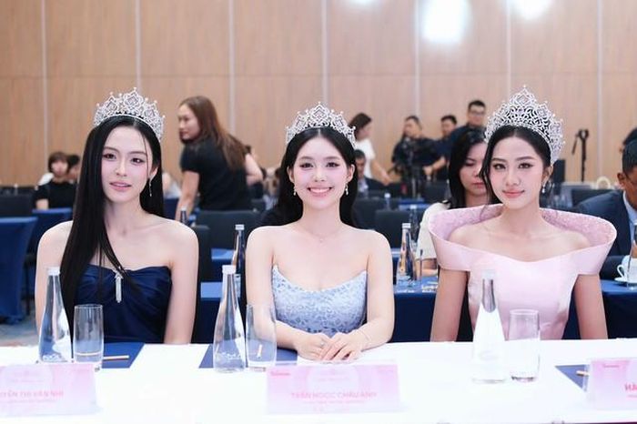 Top 3 Hoa hậu Việt Nam 2024 gồm: Hoa hậu Hà Trúc Linh (đầm hồng) và Á hậu Châu Anh, Á hậu Vân Nhi.