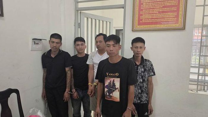 Các đối tượng tại trụ sở Công an phường. Ảnh: CAHN