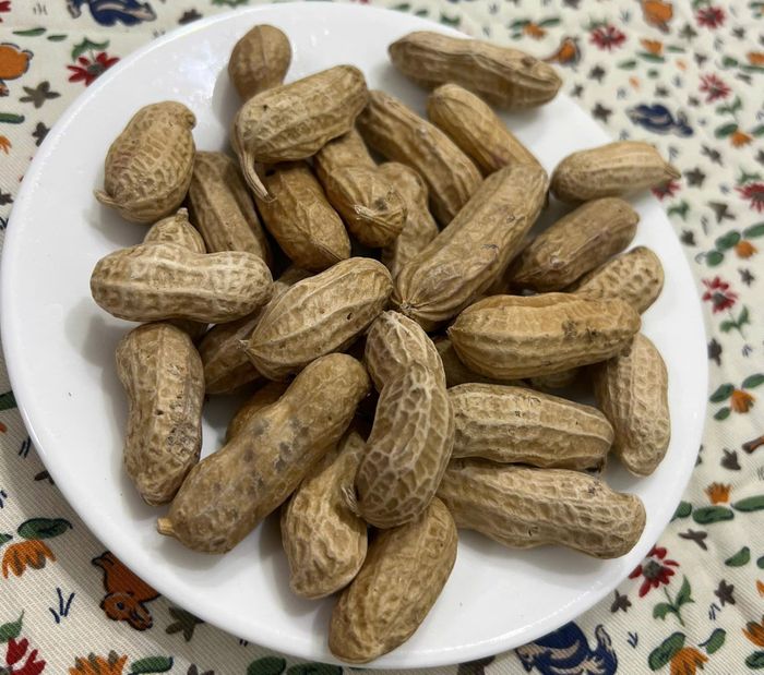 Nên ăn lạc luộc hoặc rang không muối. 