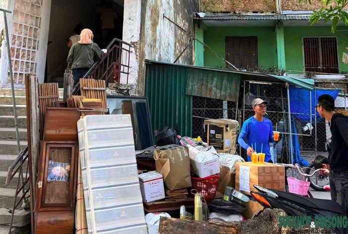 Người dân chuyển tài sản ra khỏi các căn hộ xuống cấp, chuẩn bị đến nơi ở mới tại khu tái định cư CT3B. Ảnh: CSCC