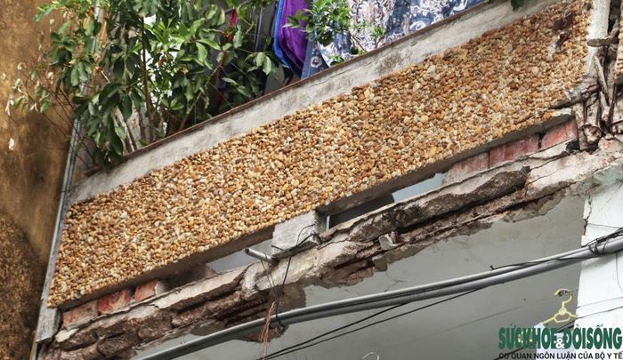 Nhiều hạng mục tại các tòa chung cư C2, C3, C4 hư hỏng, tường bong tróc, trần nứt và hệ thống điện xuống cấp. Ảnh: Song Hoàng
