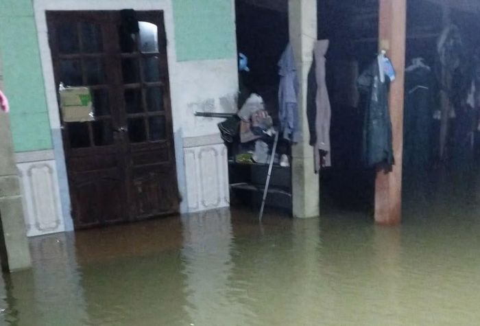 Đến sáng 6/10, nước đã rút khỏi nhà một số hộ dân, tuy nhiên, tại những khu vực trũng thấp, nước vẫn chưa rút hết. Ảnh: ND.